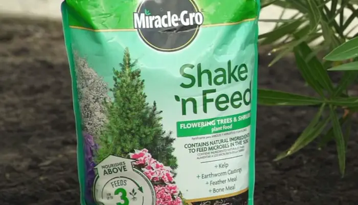 Shake 'N Feed Flowering Trees and Shrubs Plant Food